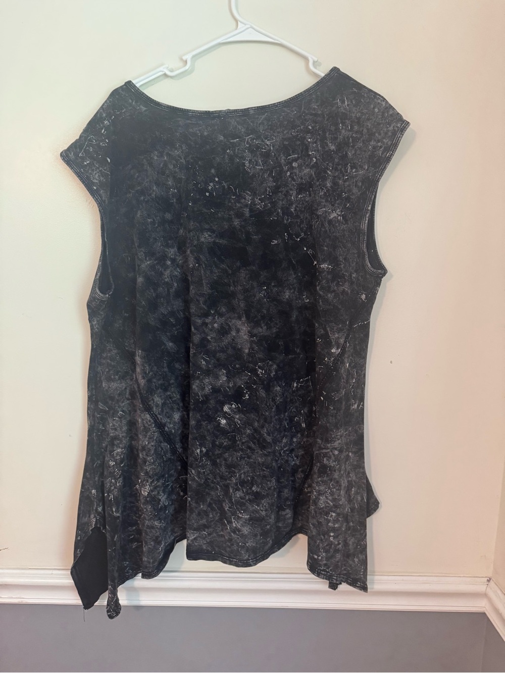 Rock & Republic Black Marble-Effect Sleeveless Tank size 1X - Picture 3 of 6